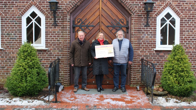 Bild: (v.l.n.r.) Gerd Kähler (Stellv. CDU-Ortsvorsitzender), Beate Nielsen (CDU-Ortsvorsitzende) und Pastor Hans Ulrich Friese (Vorsitzender Reit- und Fahrverein) vor der Kirche St. Johannes in Schacht-Audorf.