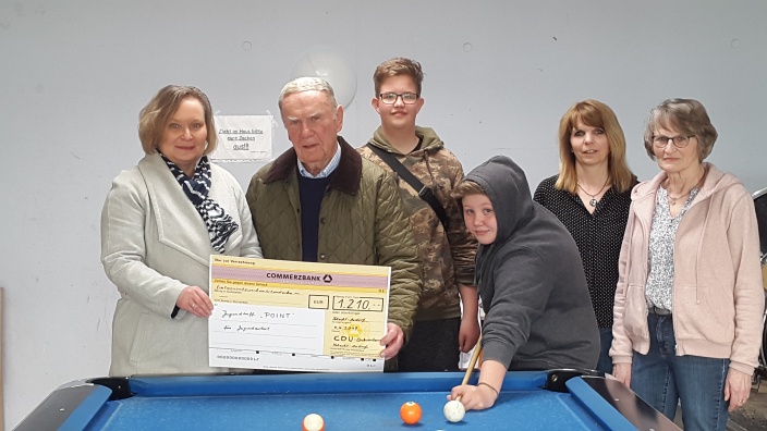 (v.l.n.r.) Beate Nielsen (CDU-Ortsvorsitzende), Gerd Kähler (Stellv. CDU-Ortsvorsitzender), Leon und Cirra sowie Susanne Jost und Wiebke Jastremski vom Jugendtreff POINT